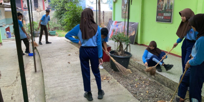Perkuat Sekolah Adiwiyata, SMAN 1 Rembang Purbalingga Rutinkan Program Jumat Bersih