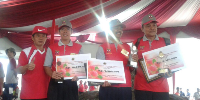 Kepala SMAN 1 Rembang Purbalingga (2 dari kiri) menerima penghargaan Sekolah Adiwiyata tingkat SMA/MA provinsi Jawa Tengah tahun 2017.