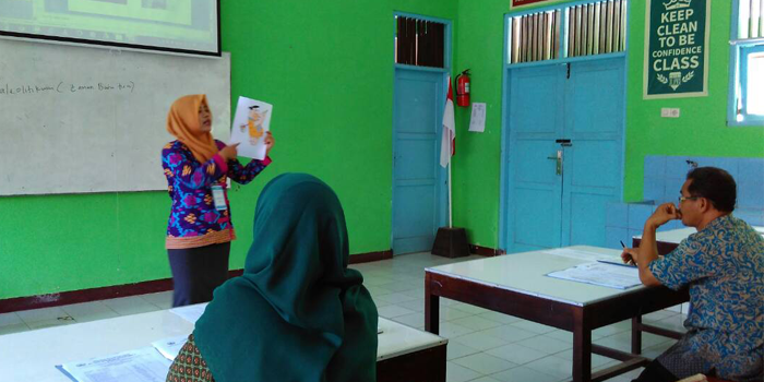 Peserta seleksi GTT SMAN 1 Rembang sedang praktik micro teaching di depan tim penilai