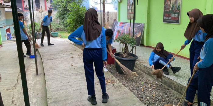 Siswa sedang kerja bakti di lingkungan sekolah dalam program Jumat Bersih SMAN 1 Rembang