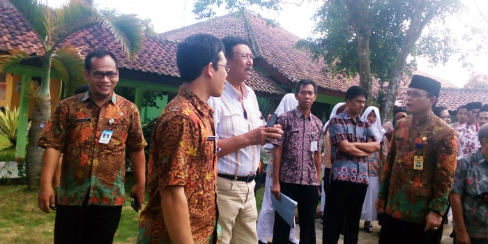Kukuh Santoso (nomor 3 dari kiri) memberikan pengarahan saat memverifikasi sekolah adiwiyata provinsi Jawa Tengah tahun 2017 di SMAN 1 Rembang Purbalingga