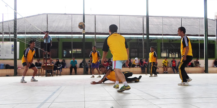 Pemain voli SMAN 1 Rembang mengembalikan bola kepada lawan saat babak semifinal melawan tim SMAN 1 Bobotsari