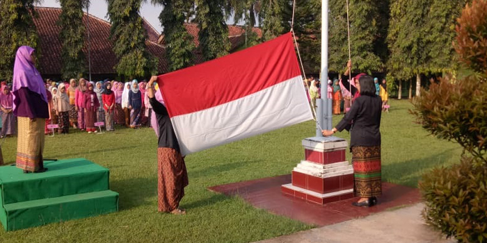 Upacara pengibaran bendera dalam rangka memperingati Hari Kartini tahun 2019